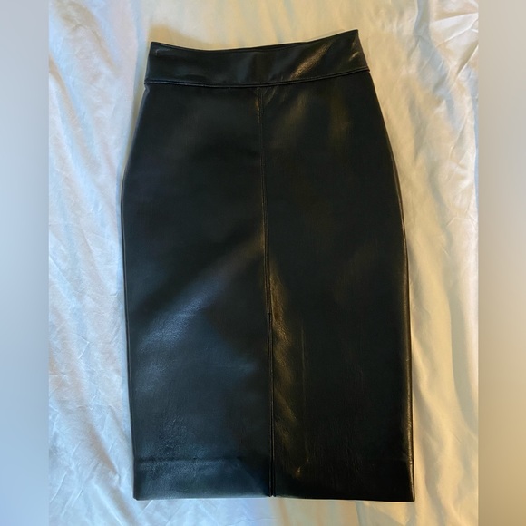Aritzia Pegu Skirt black faux leather - Picture 2 of 7